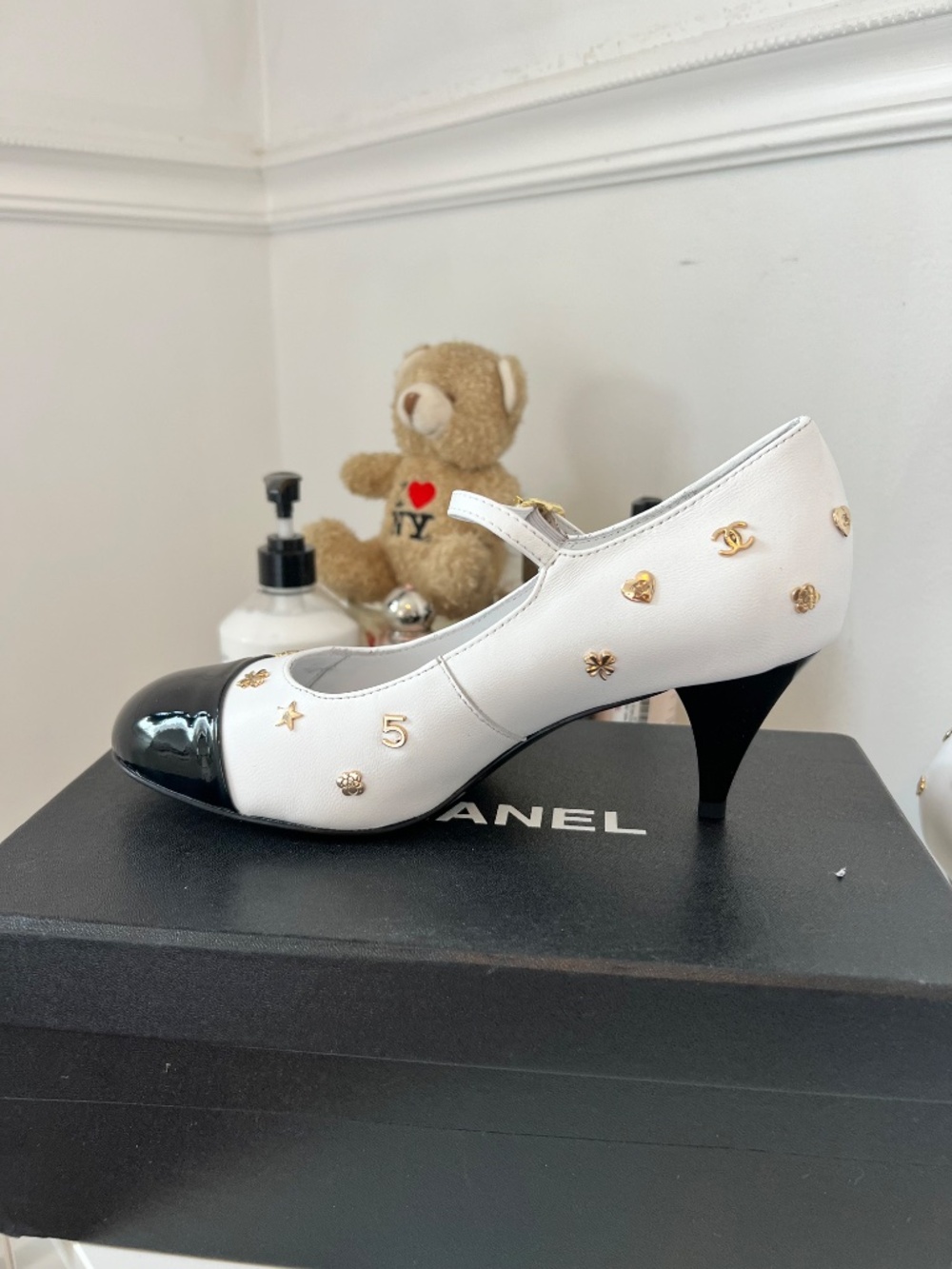 Chanel Patent Cap Toe Charms Mary Jane Pumps SZ 38 - Picture 4 of 10